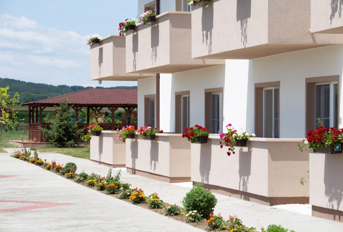 Fațada principală a centrului de seniori Echo Elderly Care cu flori și balcoane, România
